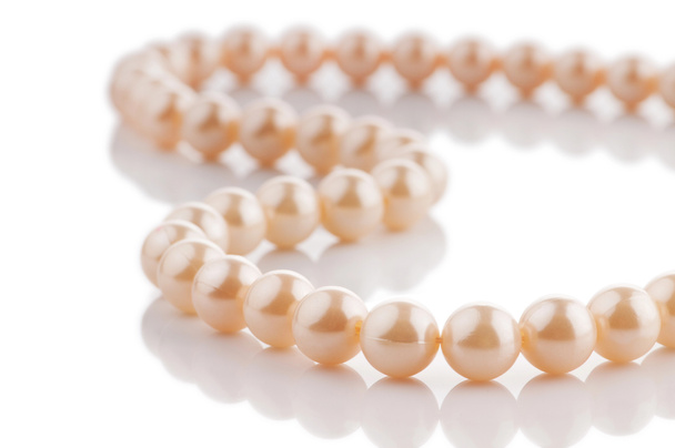 Collar de perlas en concepto de moda y belleza
 - Foto, Imagen