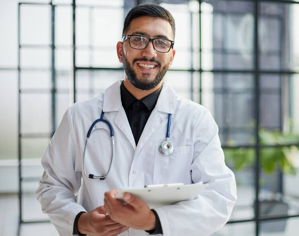 Portrait of male doctor standing with arms crossed - Foto, Imagen
