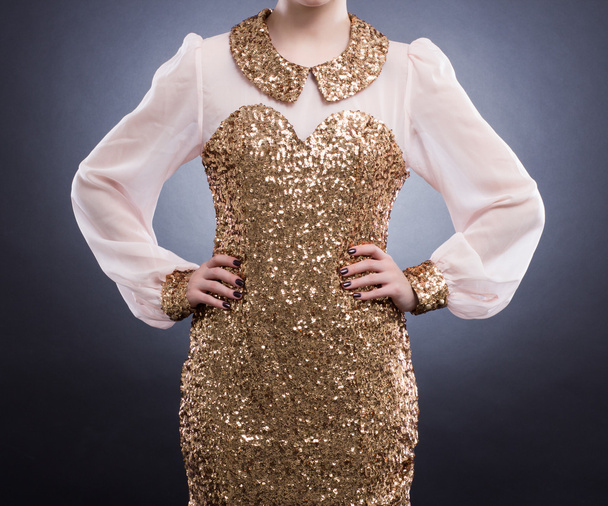 Frau in elegantem Kleid mit goldenen Pailletten - Foto, Bild