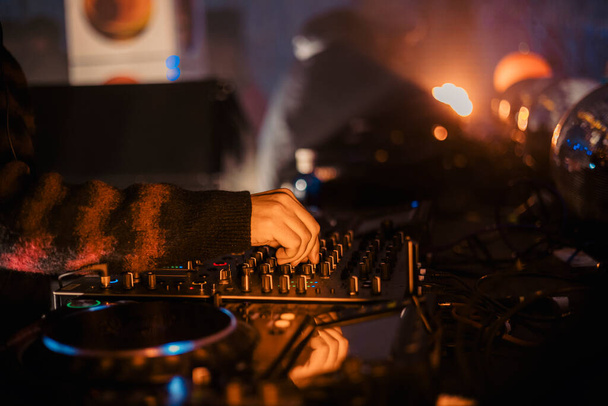 Bir müzik festivalinde şarkı söylerken DJ 'in ellerini mikserde çalarken yakın çekim görüntüsü. Yüksek kalite fotoğraf - Fotoğraf, Görsel