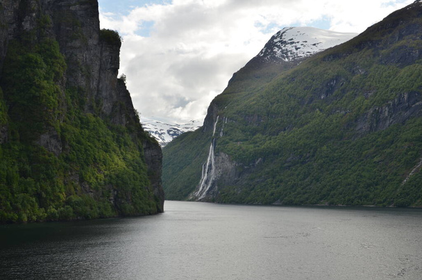 Noorse Fjord watervalzeven Zusters natuur achtergrond skandinavia cruise. Hoge kwaliteit foto - Foto, afbeelding