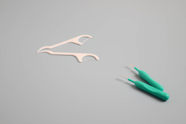 Zahnseide aus Kunststoff, Mundklebeband zur Zahnreinigung, Platz für Text - Foto, Bild
