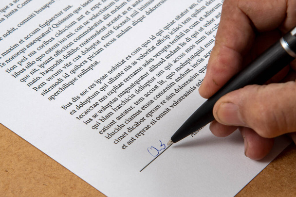 assinatura do documento impresso mostrando uma mão e caneta esferográfica e mão - Foto, Imagem