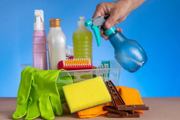 cesta com produtos de limpeza para uso doméstico de higiene com embalagem de plástico - Foto, Imagem