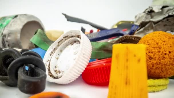 A pácolt makró lövés mentén gyűjtemény műanyag szemét és hulladékok  - Felvétel, videó