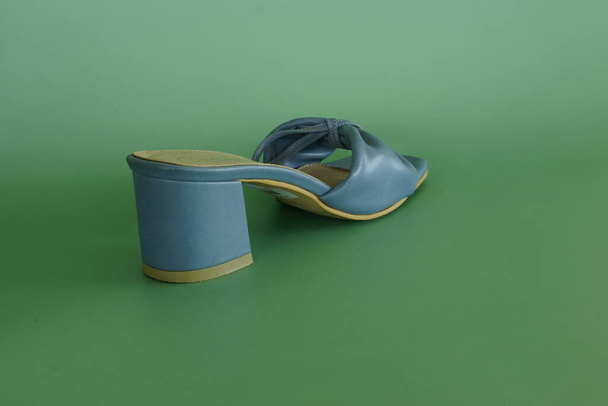 chaussures bleues sur le fond vert - Photo, image