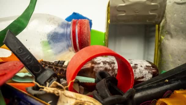 A makró lövés kicsinyítése keresztül gyűjteménye műanyag szemét és hulladék tárgyak  - Felvétel, videó