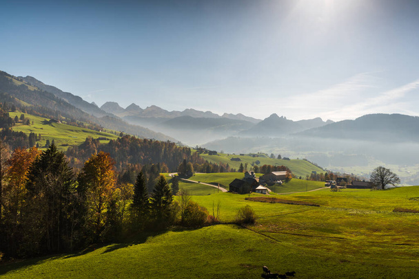 Ορεινό τοπίο στην Ελβετία Toggenburg με θέα το Churfirsten, Canton St. Gallen, Ελβετία - Φωτογραφία, εικόνα