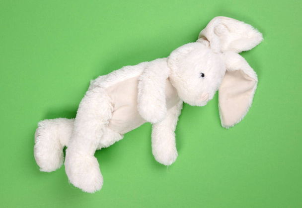 Brinquedo de coelho, isolado em fundo verde sólido - Foto, Imagem
