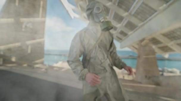 Muž v plynovém obleku během útoku na chemický plyn vrávorající ke kameře - Záběry, video