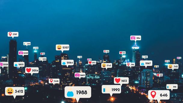 Иконки социальных сетей летают над центром города, показывая людям взаимосвязь через платформу приложений социальных сетей. Концепция маркетинговой стратегии онлайн-сообщества и социальных медиа . - Фото, изображение