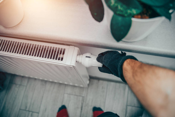 Réduire les coûts de chauffage dans les ménages pendant la crise énergétique. Gros plan sur le thermostat de chauffage dans l'intérieur minimaliste. - Photo, image