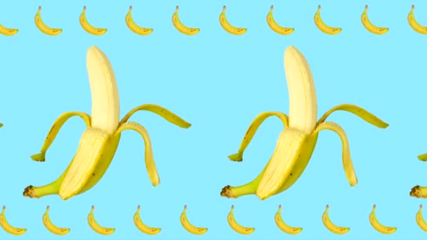 Moderni trendikäs ruoka animaatio liikkuvat avattu kuoritut banaani sininen tausta. Laadukas 4k kuvamateriaalia - Materiaali, video