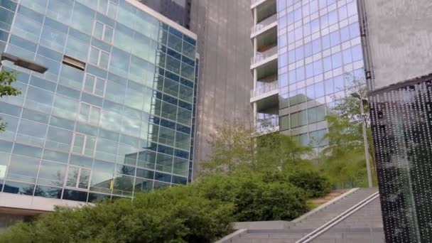 Manhattan Finanzdistrikt Bürogebäude Fenster auf Wolkenkratzer Gebäude mit vielen Unternehmensbüros erfolgreicher Unternehmen. Immobilien zur Miete und gewerblichen Nutzung. Finanzbezirk im Zeitraffer. - Filmmaterial, Video