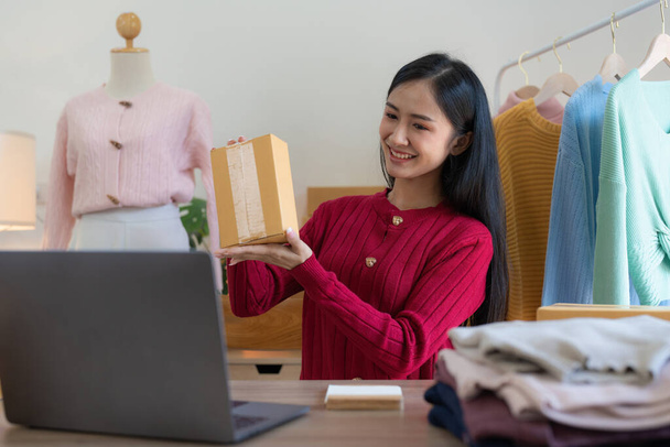Початок невеликий бізнес-підприємець вільної азіатської жінки використовує ноутбук з успіхом онлайн-маркетингових пакетів і концепції доставки SME. - Фото, зображення