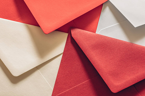 Diferentes tamaños y colores de papel texturizado sobres postales abiertos como símbolo de correspondencia. - Foto, Imagen