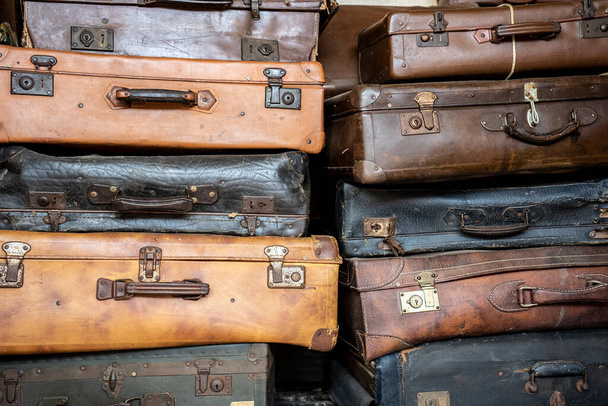 強制収容所に送られた人々のスーツケース-ホロコーストの犠牲者からの手荷物、スーツケース、バッグの山-メモリコンセプト - 写真・画像