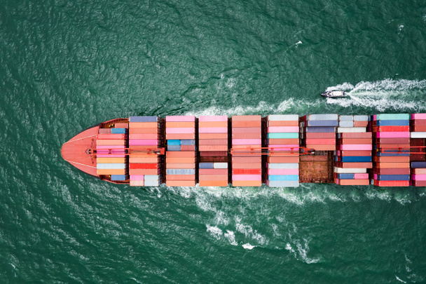 εναέρια άποψη της μεταφοράς εμπορευμάτων εφοδιαστικής εμπορευματοκιβωτίων εισαγωγής εμπορευμάτων διεθνείς μεταφορές με εμπορευματοκιβώτια μεταφοράς εμπορευμάτων στον ωκεανό, παγκόσμιες επιχειρηματικές και βιομηχανικές υπηρεσίες μεταφορά εμπορευμάτων μέσω θαλάσσης έννοια, - Φωτογραφία, εικόνα