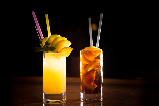 Cocktail avvitatore e cuba libre in bicchieri alti
 - Foto, immagini