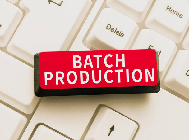 Koncepcionális kijelző Batch Production, Word Írt termékek gyártják csoportokban úgynevezett tételek - Fotó, kép