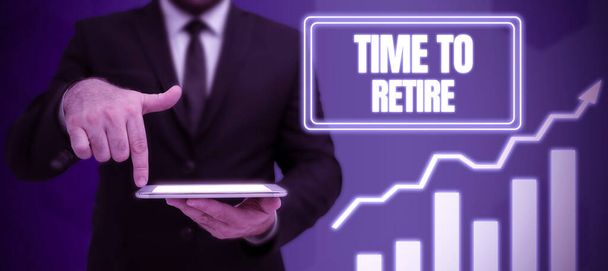 Textový nápis ukazující čas odchodu do důchodu, koncepce bankovního spořicího účtu, pojištění a penzijního plánování - Fotografie, Obrázek