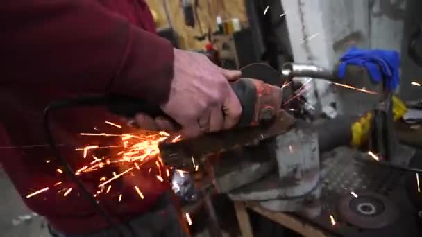 taglio del metallo e produzione di parti personalizzate per l'installazione di un motore auto - Filmati, video