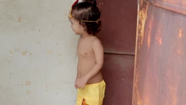 Baby Boy süßer Gesichtsausdruck in Krishna gekleidet aus einzigartiger Perspektive - Filmmaterial, Video