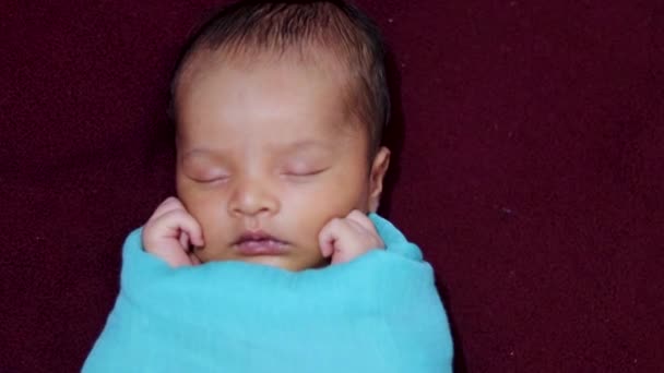roztomilý novorozenec dítě spí v baby zábal horní úhel záběr - Záběry, video