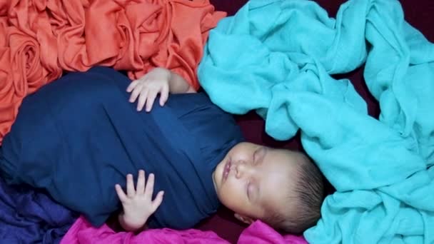 roztomilý novorozeně dítě spí v baby zábal v jedinečném stylu z horního úhlu výstřelu - Záběry, video