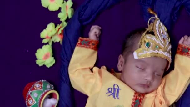 neonato in krishna vestito con oggetti di scena da una prospettiva unica in diverse espressioni - Filmati, video