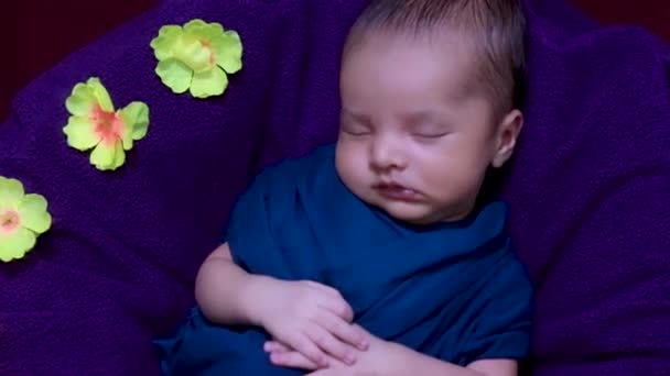 roztomilý novorozeně dítě spí v baby zábal s květinami v jedinečném stylu z horního úhlu výstřelu - Záběry, video