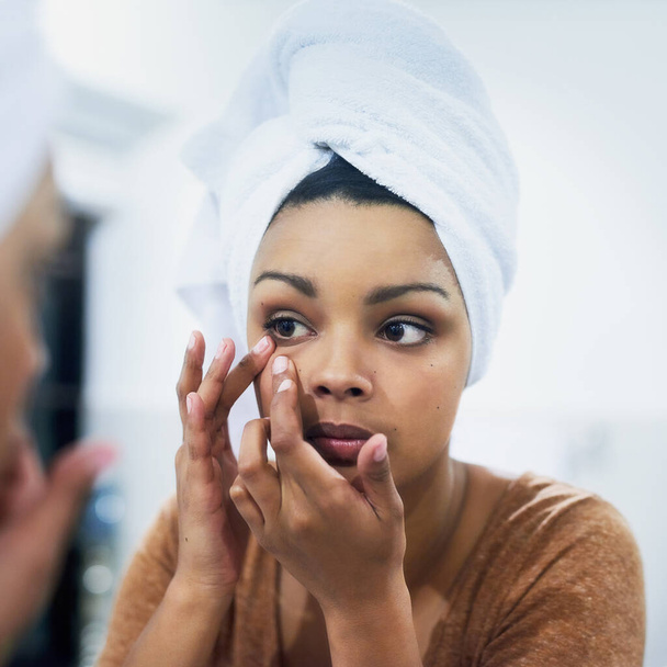 No me conformo con miradas menos que perfectas. una joven mujer ajustando su maquillaje en el espejo del baño - Foto, Imagen