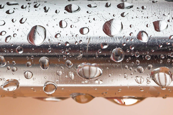 Vesi putoaa alumiinipohjalle. Makro kuva vesipisaroista. Alumiini baari märkä sateesta. - Valokuva, kuva