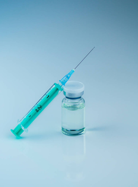 syringe with needle, vial and pills with steroids. illegal doping in sport concept - Foto, Imagen