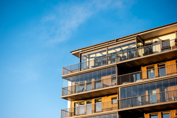 propriété résidentielle et immeuble d'habitation moderne avec des maisons familiales dans une construction de maison nouvellement construite dans la ville coucher de soleil contre un ciel bleu - Photo, image