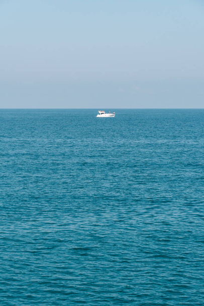 Barca bianca all'orizzonte del mare, Batumi, Georgia - Foto, immagini