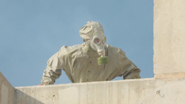 Muž v plynovém obleku a s maskou rozhlížející se kolem - Záběry, video