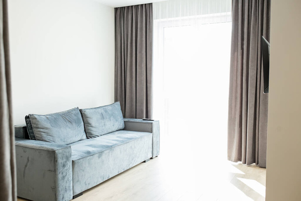 Habitación pequeña con sofá y TV. Concepto de interior, hogar y confort. - Foto, Imagen