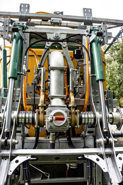 Moderno collegamento idraulico su un trattore per il fissaggio di uno spandiconcime liquido - Foto, immagini