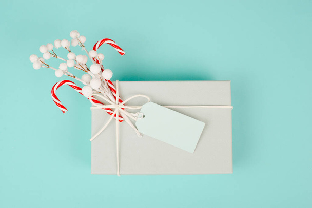Dárková krabička s prázdným štítkem, zasněžené bobule a cukrová třtina, vánoční svátky  - Fotografie, Obrázek