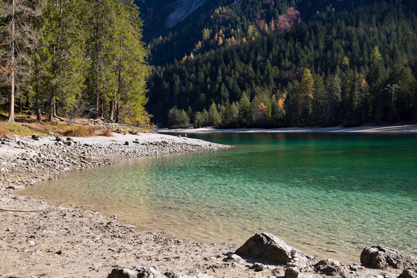 Las aguas cristalinas del lago Tovel, Trentino Alto Adigio, Italia. Vista de otoño. - Foto, Imagen
