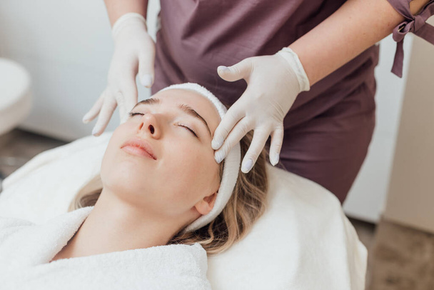 Woman getting face and body treatment at beauty clinic - Zdjęcie, obraz