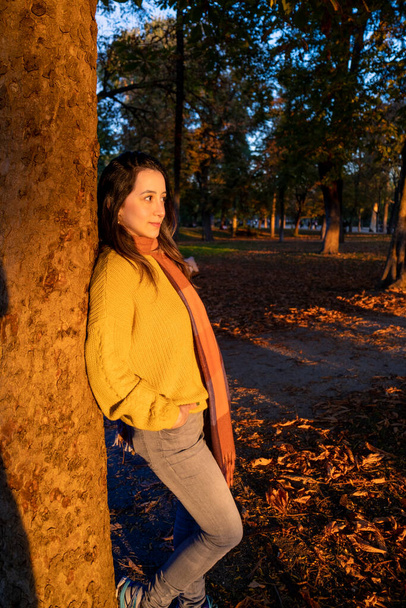 Portré fiatal nő Y-generációs élvezi az őszi naplemente a városi parkban - Fotó, kép