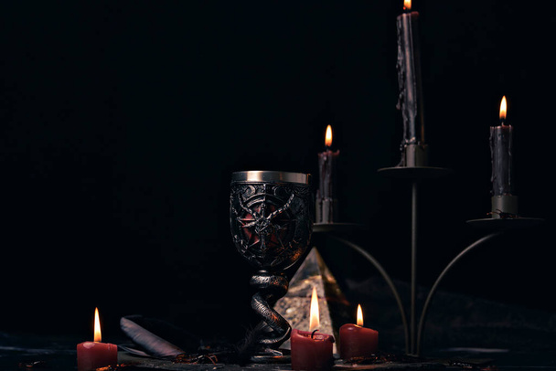 Composition sorcellerie avec bougies allumées, livres, bijoux et symbole pentagramme, concept occulte, rituel de magie noire - Photo, image