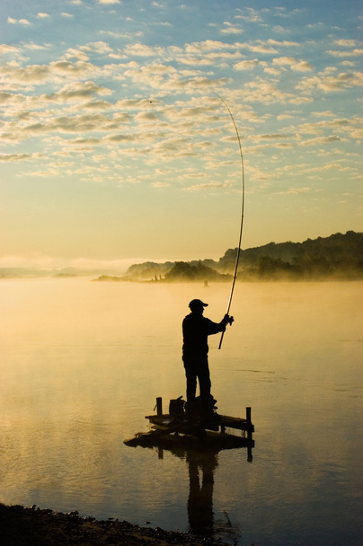 Il pescatore pesca intorno alla mattina all'alba
 - Foto, immagini