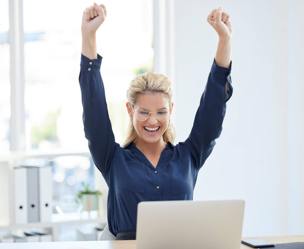 ラップトップを持つ受賞者、成功者、ビジネス女性は、オフィスでの仕事の満足度、昇進、または成功したプロジェクト契約を祝います。はい、企業、企業、技術での勝利の達成とお祝い. - 写真・画像