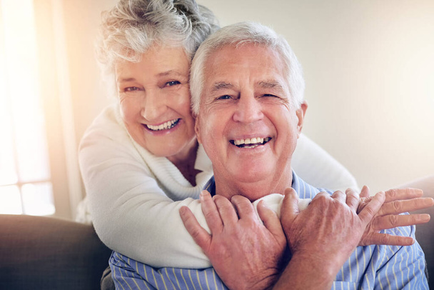 Наша любовь все еще расцветает. Портрет пожилой пары, отдыхающей дома - Фото, изображение