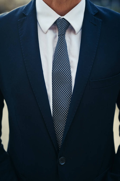 Твоя внешность говорит раньше тебя. неопознанный бизнесмен в умном костюме - Фото, изображение