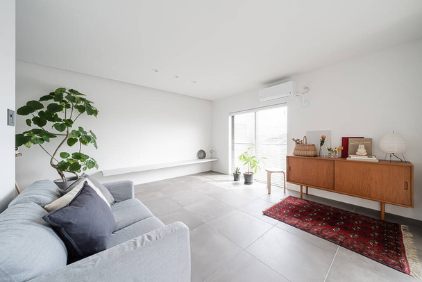 Sala de estar de estilo moderno simple con tono blanco - Foto, Imagen