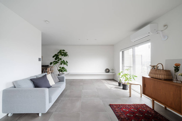 Simple modern style living room with white tone - 写真・画像